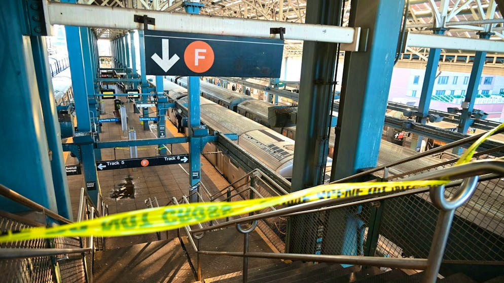 Woman set on fire - jury allows murder charge - Gallery. The locked station in the New York borough of Brooklyn is part of the famous Coney Island attraction.