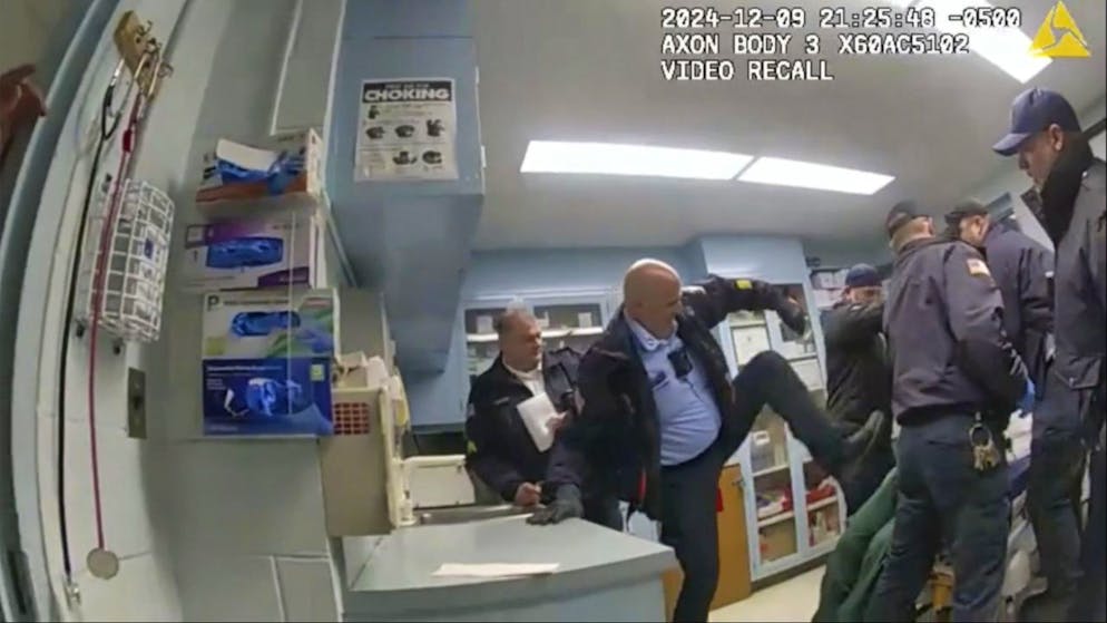 Ein durch die US-Justizbehörde veröffentlichtes Video, soll die Gewalt durch Wärter an einem später verstorbenen Häftling zeigen. (9. Dezember 2024)