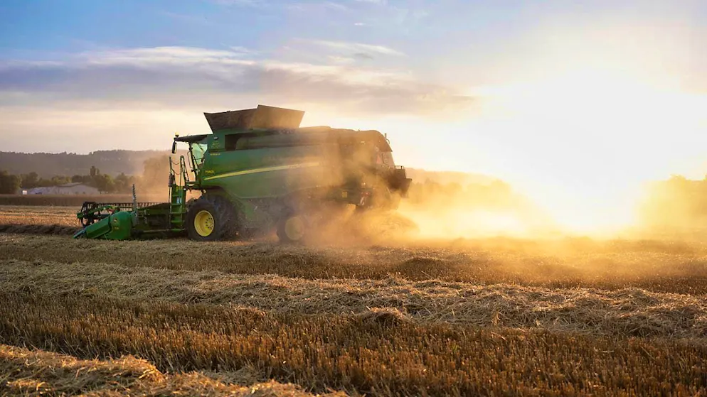 A combine harvester harvests oats on an organic field in Uster ZH. (archive picture)