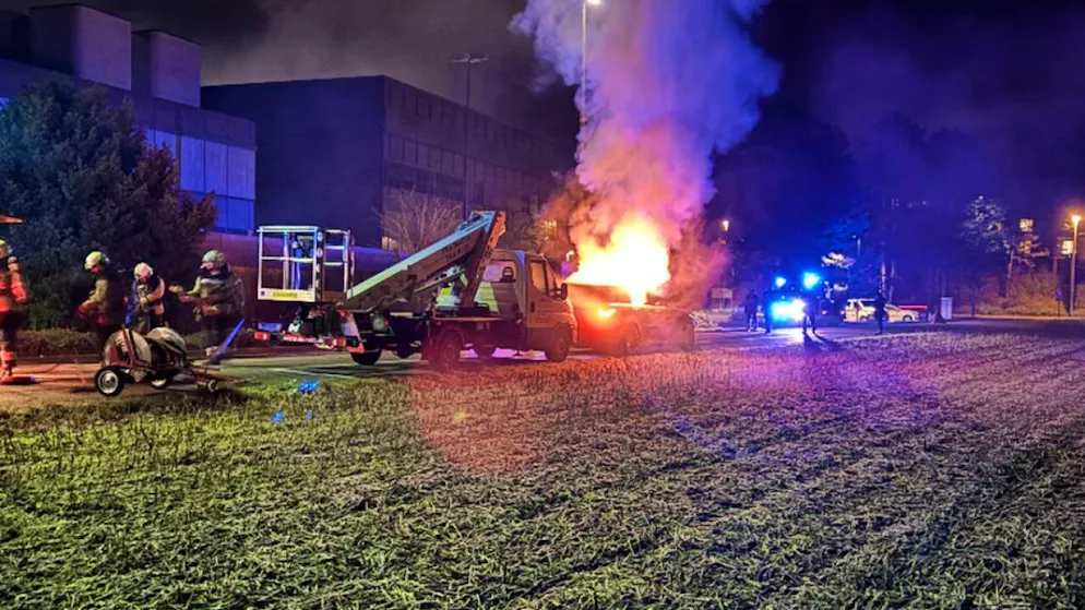 Das Auto brannte bei Eintreffen der Polizei bereits intensiv.