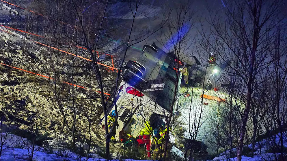 dpatopbilder - Rettungskräfte arbeiten am Ort des Unfalls. Bei einem Busunglück in Norwegen sind drei Menschen ums Leben gekommen und mehrere Personen schwer verletzt worden. Foto: Marius Birkeland / Vol.No/NTB/dpa