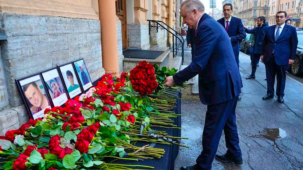 The governor of St. Petersburg, Alexander Beglov, lays a bouquet of flowers at the consulate of Azerbaijan in memory of the victims of the Embraer 190 of Azerbaijan Airlines that crashed near Aktau airport in Kazakhstan. Photo: Dmitry Lovetsky/AP/dpa