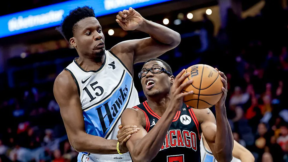 Clint Capela (links) gewinnt mit den Atlanta Hawks dank eines starken Schlussviertels gegen die Chicago Bulls