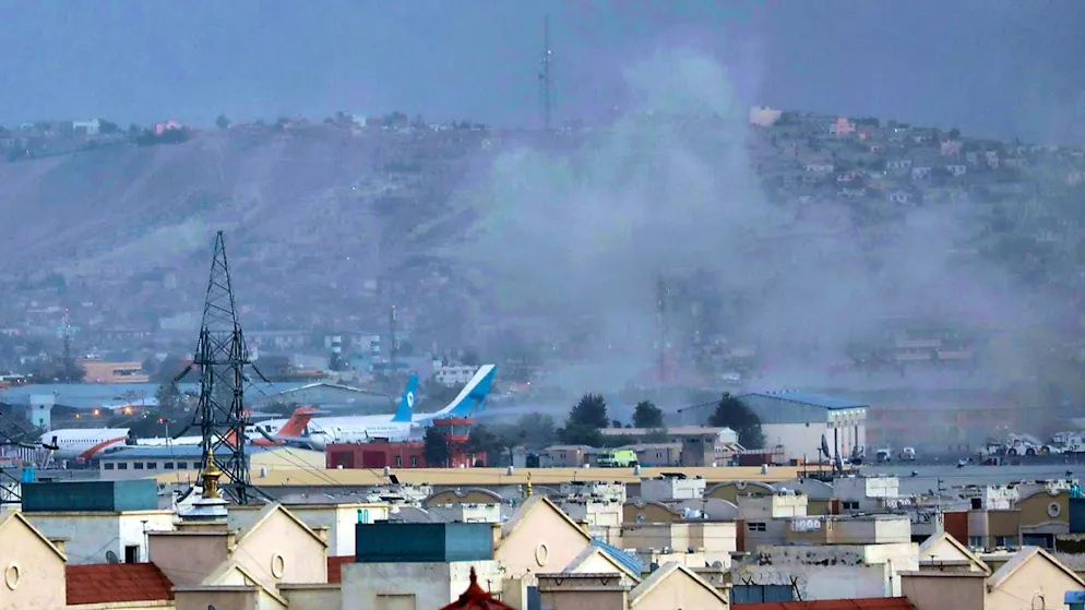 ARCHIVE - Smoke rises from a deadly explosion outside the airport in Kabul, Afghanistan, Thursday, Aug. 26, 2021. photo: Wali Sabawoon/AP/dpa