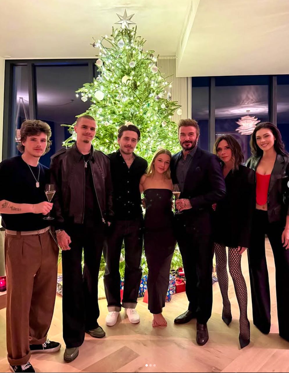 The Beckhams feiern Weihnachten (vlnr): Cruz, Romeo, Brooklyn, Harper, David and Victoria Beckham with Brooklyns Frau Nicola Peltz Beckham