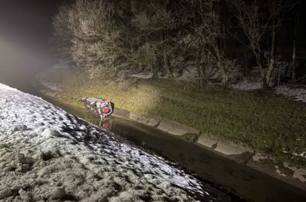 Das Fahrzeug erlitt einen Totalschaden.