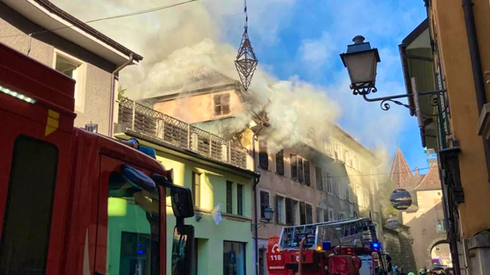 A fire has destroyed a multi-storey residential building in the old town of Pruntrut JU.