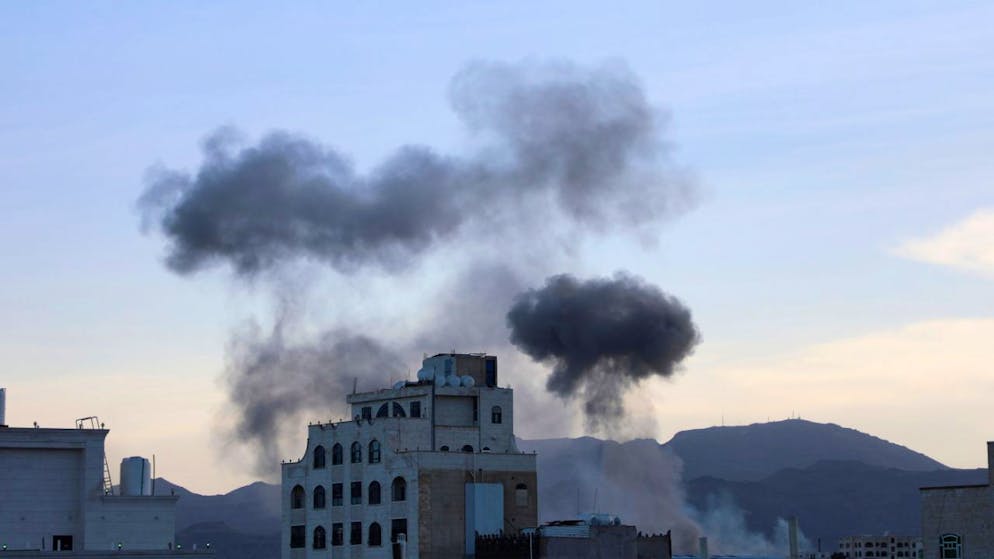 ARCHIV - Rauch steigt auf, nachdem US-Flugzeuge und Schiffe im Oktober die Huthi-Miliz in Sanaa, der Hauptstadt Jemens, angegriffen haben. Foto: Osamah Abdulrahman/AP/dpa