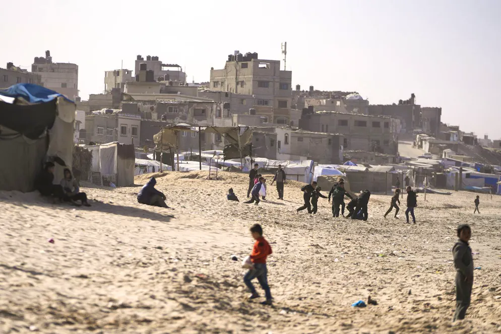 Bambini giocano sulla sabbia in un campo per sfollati palestinesi sul lungomare di Deir al-Balah, nel centro della Striscia di Gaza (foto d'archivio).