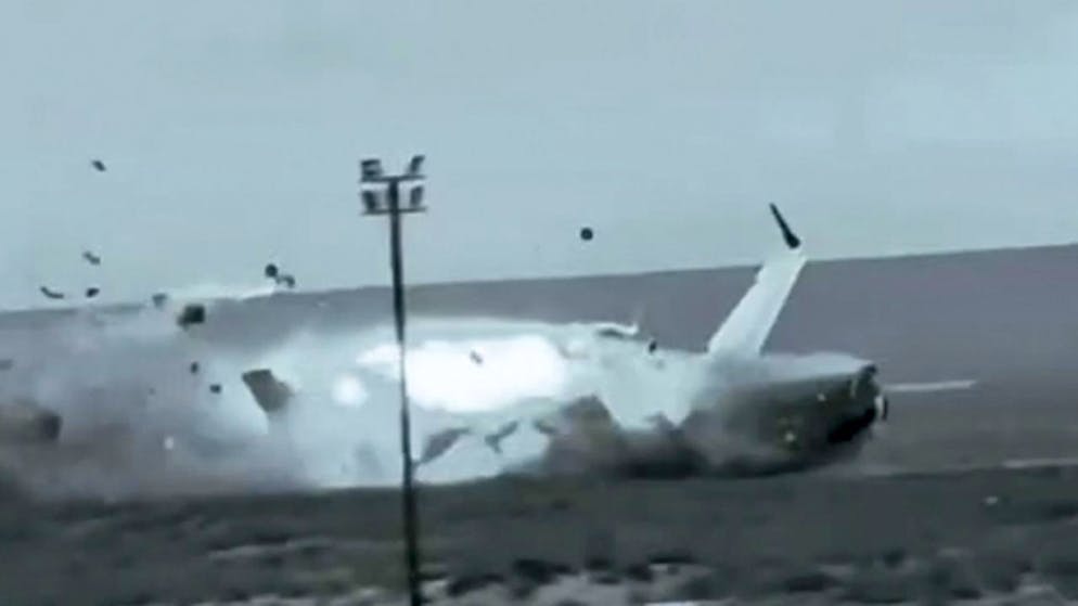 Tirée d'une vidéo publiée par le service de presse du ministère des situations d'urgence du Kazakhstan vendredi, l'image montre l'atterrissage en catastrophe de l'Embraer 190 d'Azerbaijan Airlines au sol près de l'aéroport d'Aktau, au Kazakhstan, jeudi.