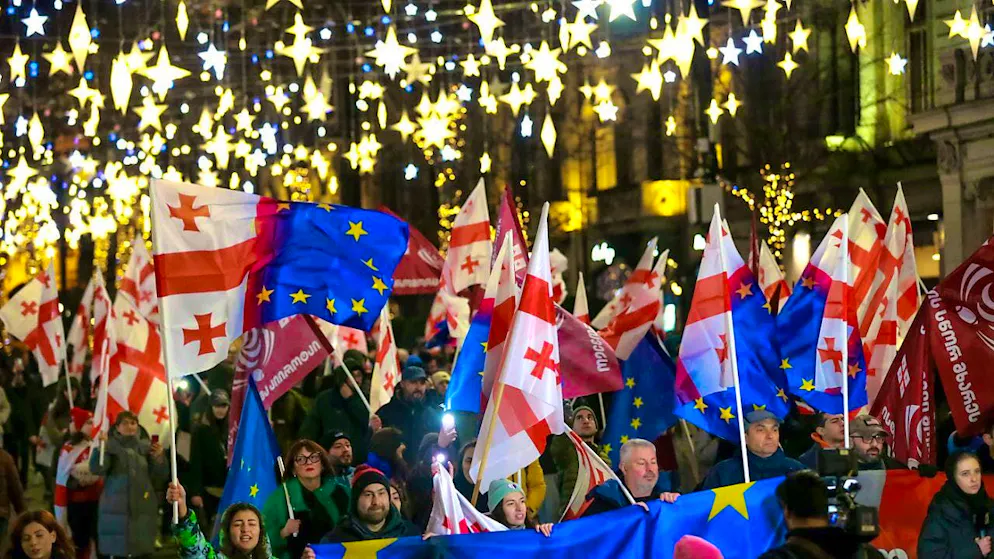 dpatopbilder - Demonstrators with Georgian national and EU flags take part in an anti-government rally in front of the parliament building. Photo: Zurab Tsertsvadze/AP/dpa