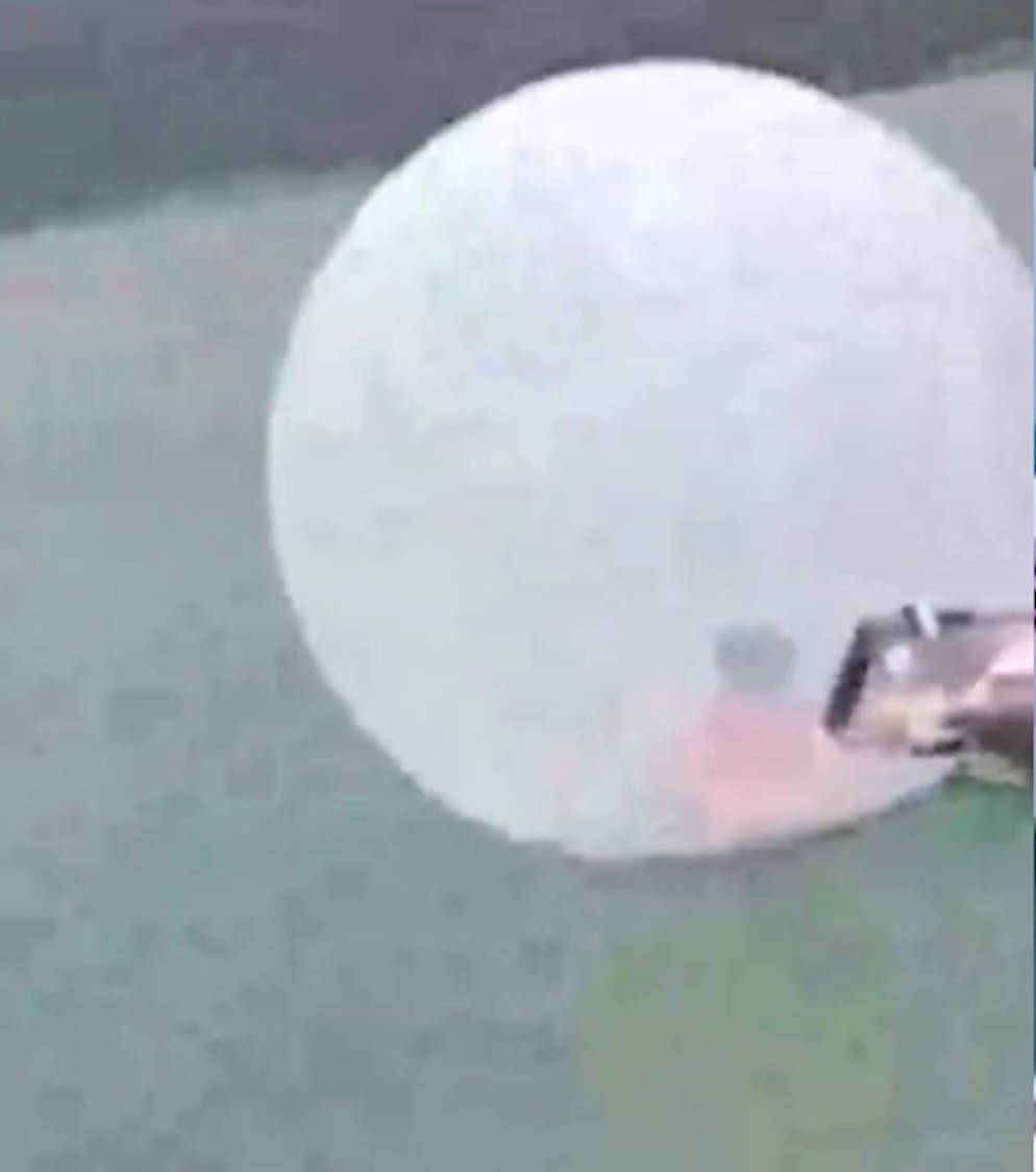 Der Junge in der Plastikblase trieb aufs offene Meer.