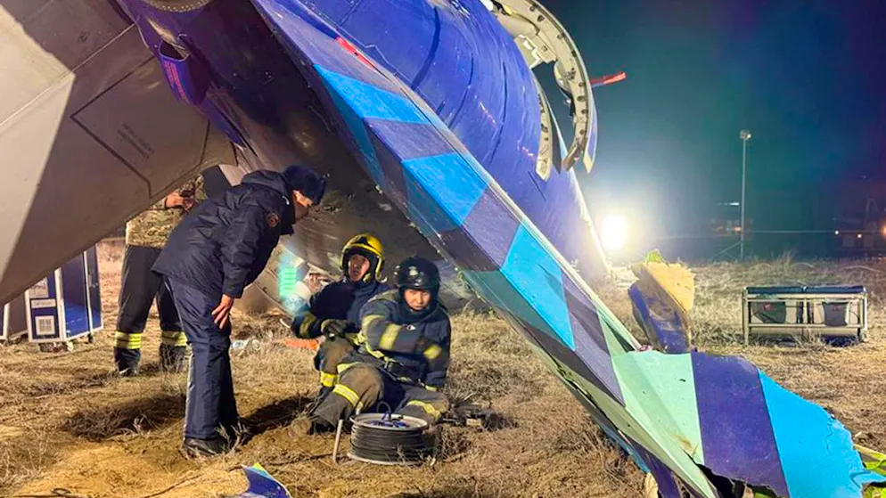 HANDOUT - Rettungskräfte arbeiten am Wrack. Foto: Uncredited/Kazakhstan's Emergency Ministry/AP/dpa - ACHTUNG: Nur zur redaktionellen Verwendung im Zusammenhang mit der aktuellen Berichterstattung und nur mit vollständiger Nennung des vorstehenden Credits