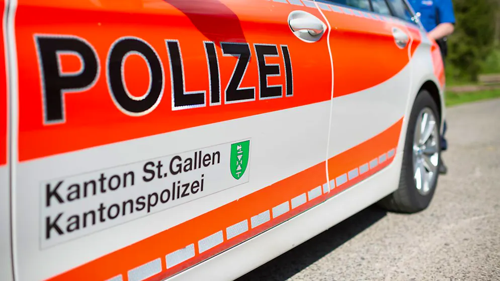 Wegen des Brandes rückten mehrere Patrouillen der Kantonspolizei St. Gallen aus, zudem 20 Angehörige der örtlichen Feuerwehr und der Rettungsdienst. (Symbolbild)