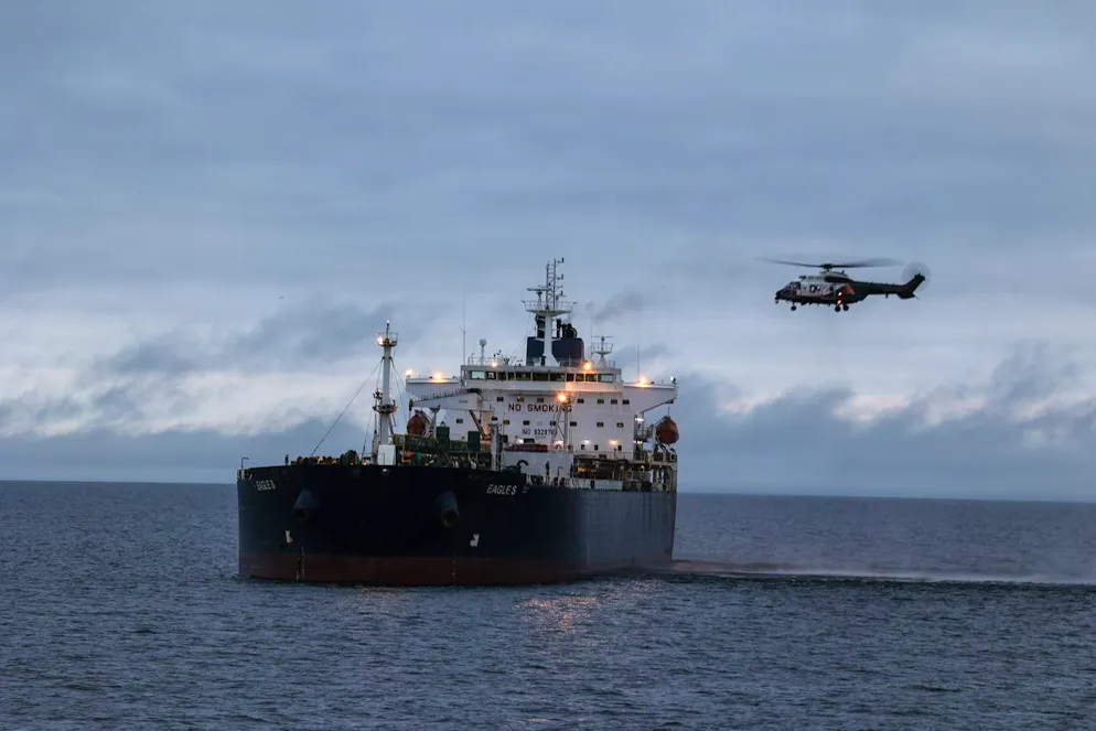 Escorté par un patrouilleur des garde-côtes finlandais, le pétrolier a quitté son ancrage en fin de matinée et a jeté l'ancre devant le port de Kilpilahti en fin d'après-midi, a précisé la police.