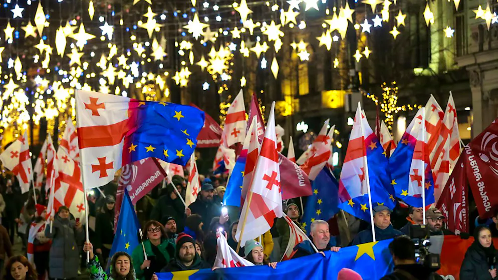 dpatopbilder - Demonstranten mit georgischen National- und EU-Fahnen nehmen an einer regierungskritischen Kundgebung vor dem Parlamentsgebäude teil. Foto: Zurab Tsertsvadze/AP/dpa