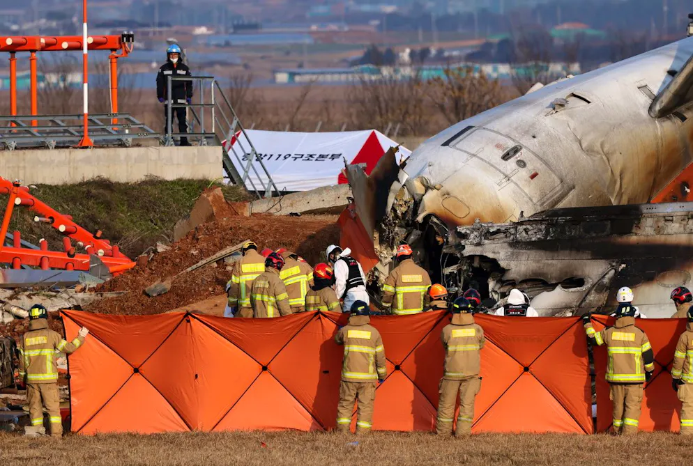 I fatti che hanno segnato il 2024 nel mondo. Il 29 dicembre un Boeing della Jeju Air in volo dalla Thailandia alla Corea del Sud si è schiantato al momento dell'atterraggio all'aeroporto internazionale di Muan contro un muro alla fine della pista e ha preso fuoco: tutti morti i 181 passeggeri a bordo tranne due assistenti di volo estratti dai rottami ancora in vita. Tra le ipotesi indicate dalle autorità come causa dell'incidente - il peggior disastro aereo mai avvenuto nel Paese già scosso da una profonda crisi politica - l'impatto con uno stormo di uccelli. I filmati diffusi in rete mostrano l'aereo atterrare sulla pancia, cioè senza i carrelli aperti, sbandare, uscire di pista con fumo dai motori per finire poi la sua corsa contro un muro ed esplodere.