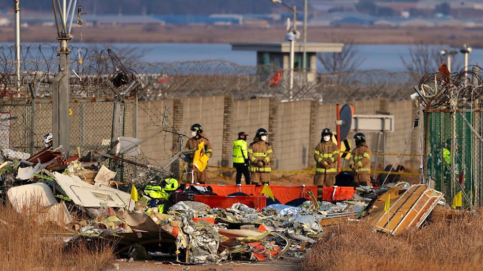 179 morts dans la pire catastrophe aérienne de la Corée du Sud - Gallery. De nombreux véhicules des services d'urgence et des dizaines de pompiers se sont affairés toute la journée autour de la carcasse de l'avion pour chercher des survivants. Des débris de sièges et des valises jonchaient le terrain autour de la piste, reflétant la violence du choc.
