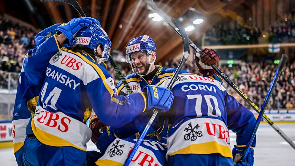Die Davoser Spieler feiern den Halbfinal-Einzug am Heimturnier