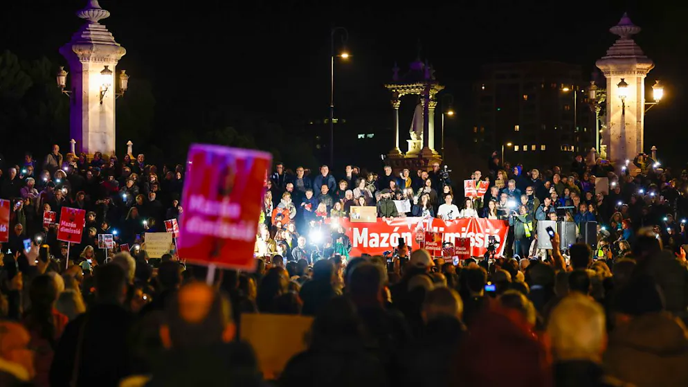 Munis de pancartes "Mazón, démission", en référence au président conservateur (Parti populaire) de la région de Valence, Carlos Mazón, les manifestants ont défilé en fin d'après-midi dans les rues du centre de Valence.