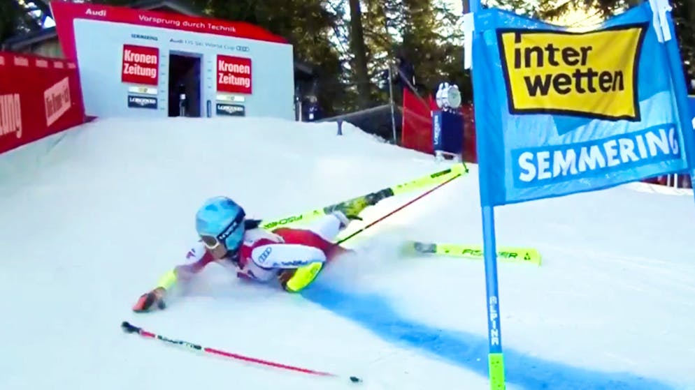 Bitter giant slalom failure in the video. Austrian crashes before the first gate