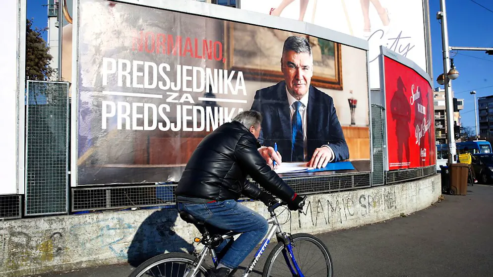 Manifesti elettorali in Croazia, dove oggi si vota per scegliere il presidente.