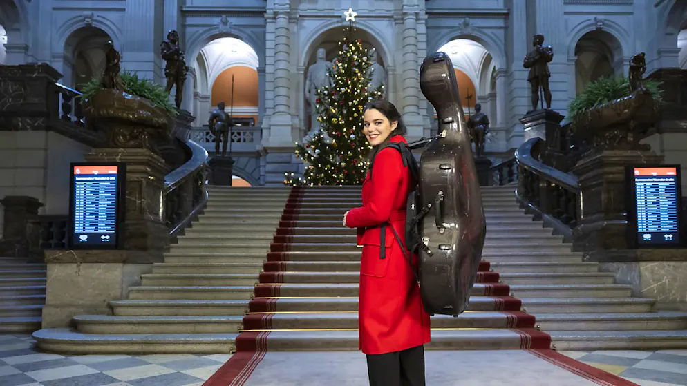 Estelle Revaz, violoncelliste et conseillère nationale (PS/GE), se rend tôt le matin dans la Zimmer 5 du Palais fédéral pour jouer de son instrument avant l'ouverture des débats au Parlement.