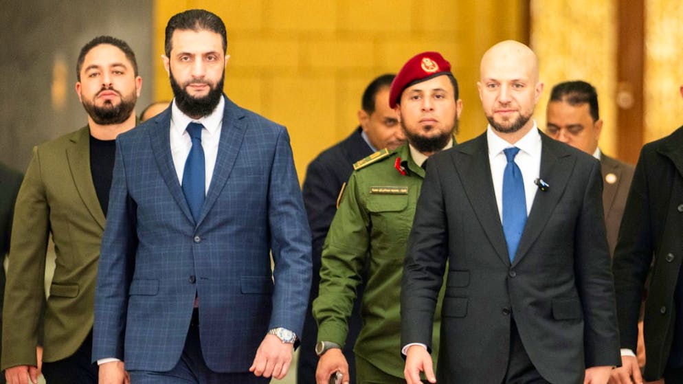 Ahmad al-Scharaa, auch bekannt als Abu Mohammed al-Dschulani, Haiat Tahrir al-Scham (HTS)-Anführer, trifft Walid Ellafi (r), libyscher Staatsminister für Kommunikation und politische Angelegenheiten, im Präsidentenpalast. Foto: Mosa'ab Elshamy/AP/dpa