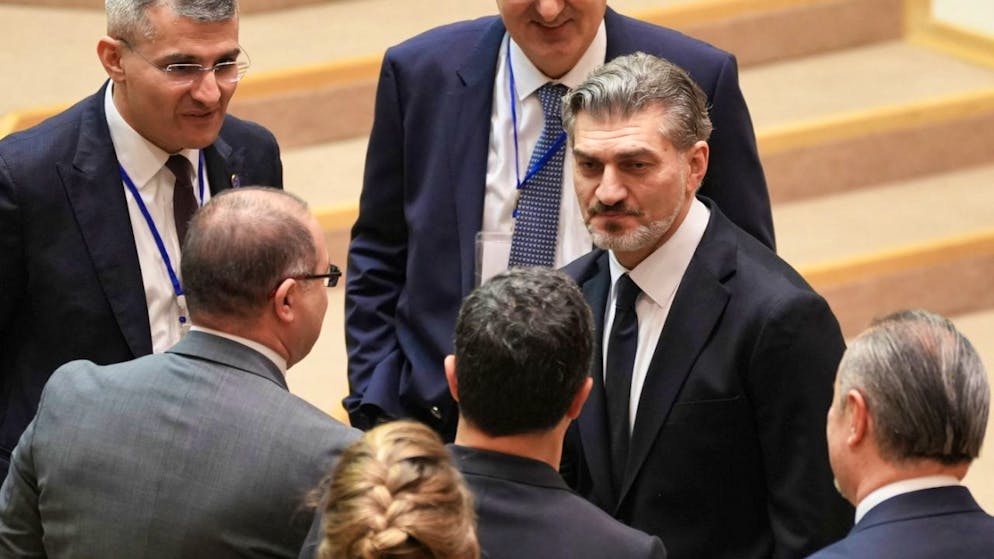 ARCHIVE - Der gewählte georgische Präsident Michail Kawelaschwili , Mitte, wird von den Mitgliedern des Wahlkollegiums im georgischen Parlament sälveit. Photo: Uncredited/AP/dpa