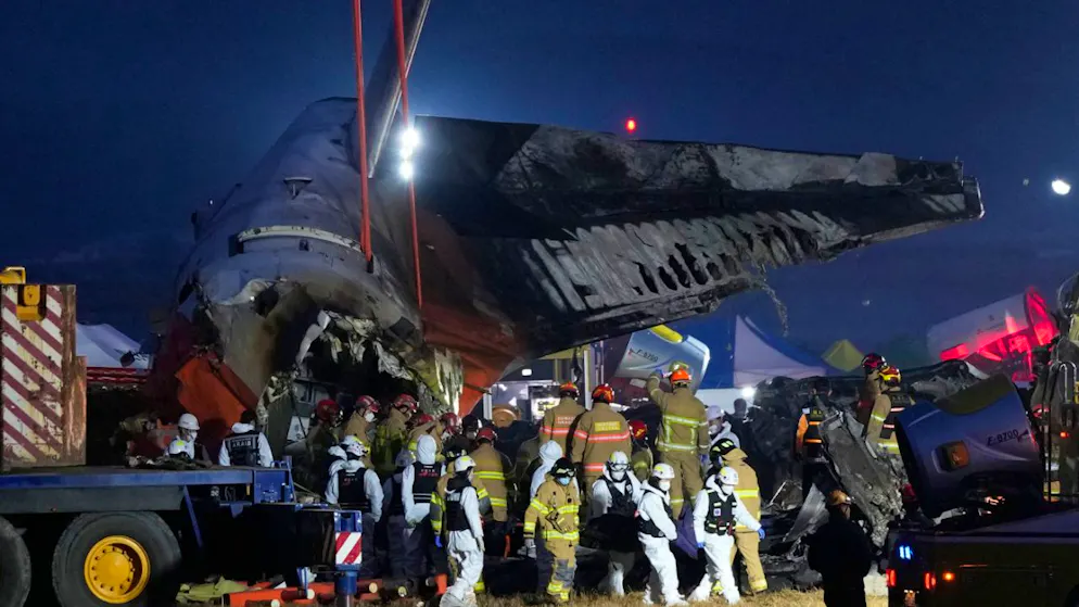 dpatopbilder - Rettungskräfte tragen die Leiche eines Passagiers. Foto: Ahn Young-joon/AP/dpa