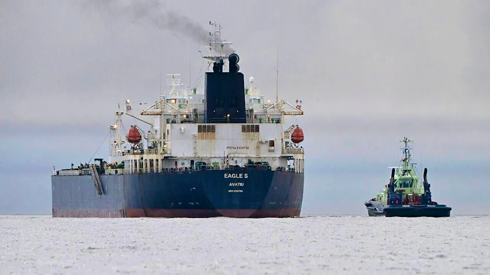 Oil tanker "Eagle S" off Porkkalanniemi, Kirkkonummi, in the Gulf of Finland, next to the Finnish tug Ukko. Photo: Jussi Nukari/Lehtikuva/dpa
