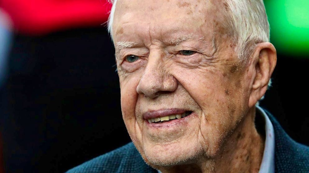 ARCHIVE - Former US President Jimmy Carter sits on the bench of the NFL team Atlanta Falcons during an NFL game. Photo: John Bazemore/AP/dpa