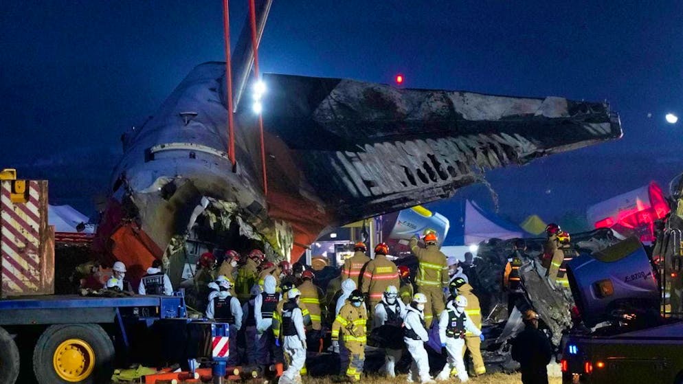 dpatopbilder - Rescue workers carry the body of a passenger. Photo: Ahn Young-joon/AP/dpa
