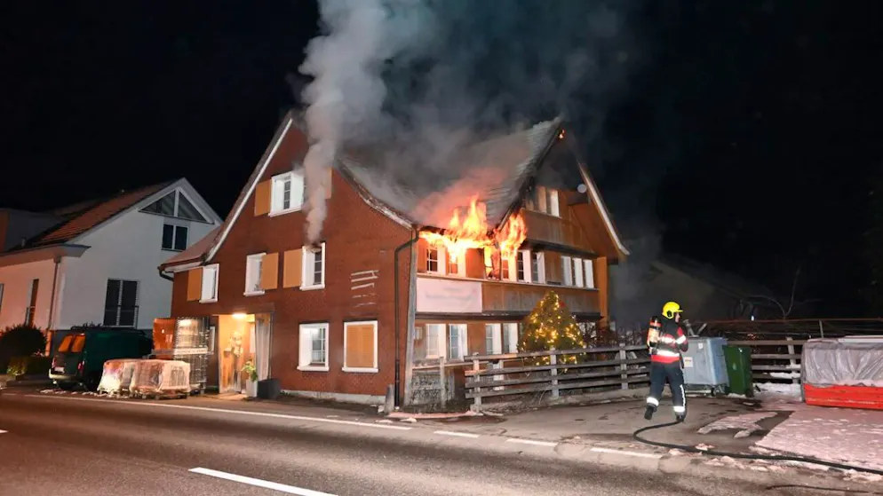 Die Flammen griffen vom ersten Stock auf die zweite Etage und das Dach über.