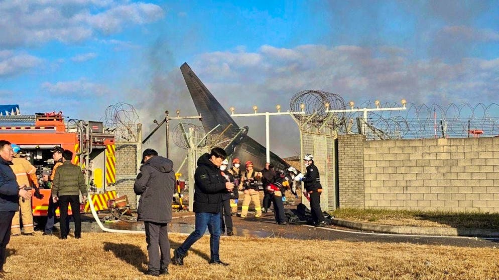 Plane crash in South Korea. Firefighters and members of the rescue team work at Muan International Airport. Photo: Maeng Dae-hwan/Newsis/AP/dpa