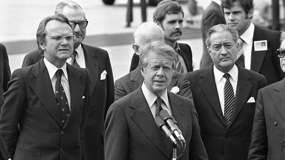 Verstorbener US-Präsident Carter unterstützte die Genfer Initiative - Gallery. Jimmy Carter, Mitte, und sein Aussenminister Cyrus Vance, Mitte rechts, wurden am 9. Mai 1977 am Flughafen von Genf-Cointrin empfangen. Carter war in Genf, um mit dem syrischen Ministerpraesidenten Hafiz al-Assad zu Friedensverhandlungen im Nahostkonflikt zusammentreffen.