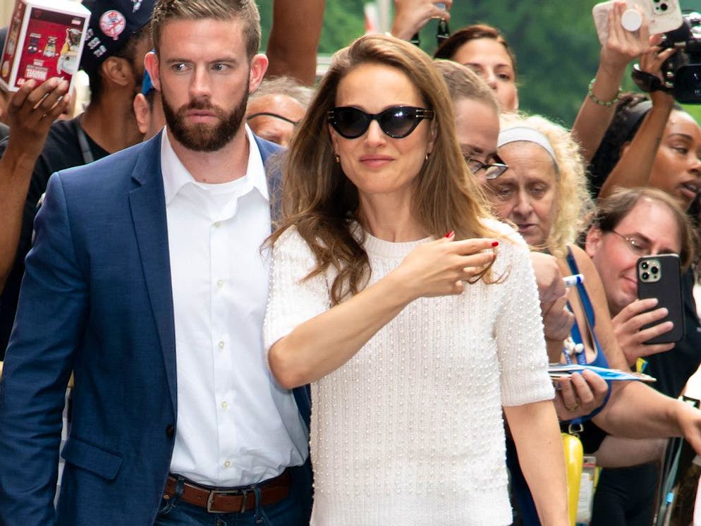 Le mariage de Natalie Portman et Benjamin Millepied semblait vaciller depuis des mois, sous fond de rumeurs d'infidélité supposée du chorégraphe. En mars 2024, l'actrice a indiqué que le divorce avait été prononcé en France, où vivait le couple avec leurs deux enfants.