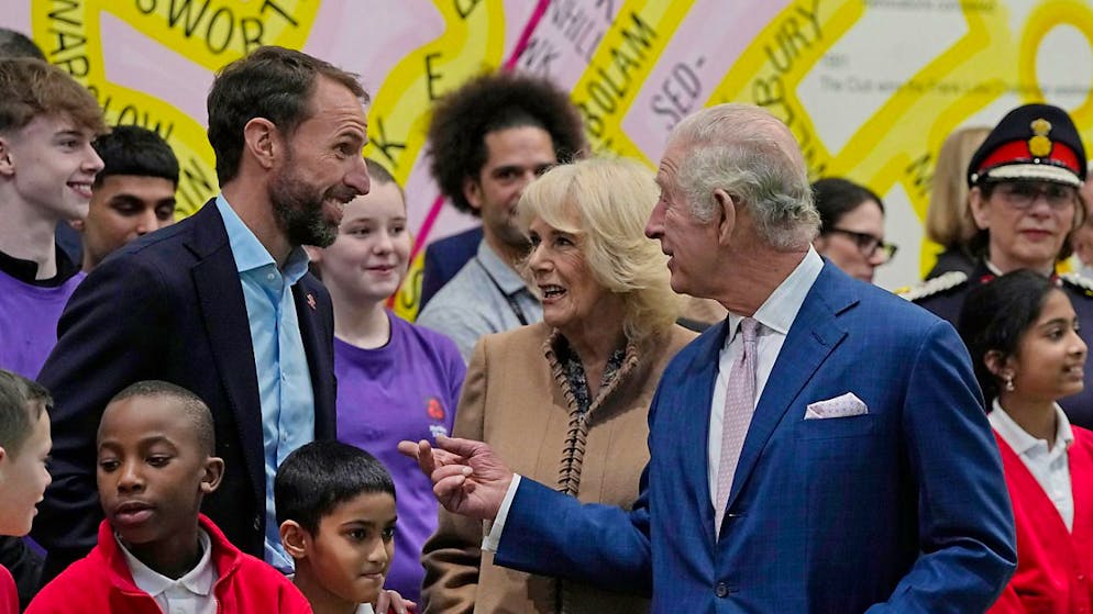 Ritterschlag für Ex-Englandtrainer und Londons Bürgermeister - Gallery. Der britische König Charles III. und Königin Camilla sprechen mit dem ehemaligen englischen Fussball-Nationaltrainer Gareth Southgate.  Nun wird Southgate zum Ritter geschlagen. (AP Photo/Frank Augstein, Pool)