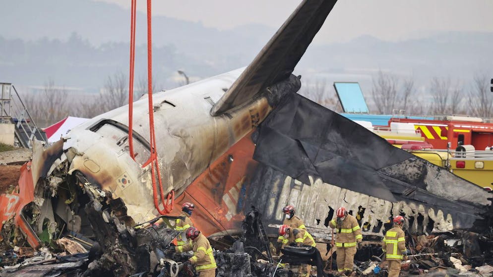 L'aereo precipitato a Muan. Il giorno dopo la tragedia, la Corea del Sud è sotto shock, e Seul ordina il controllo dei Boeing