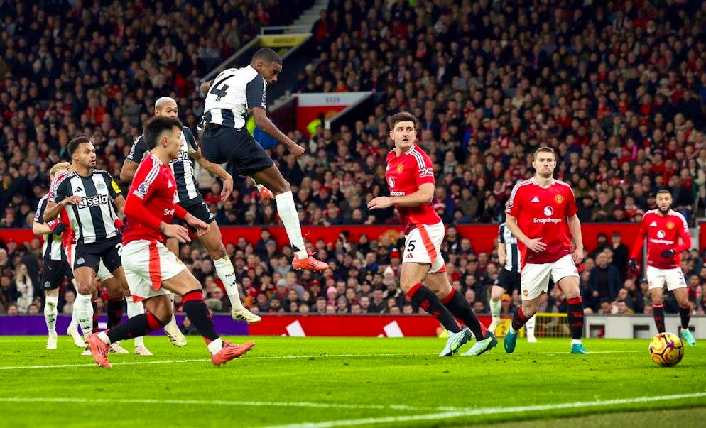 Brought Newcastle into the lead: Alexander Isak (center)