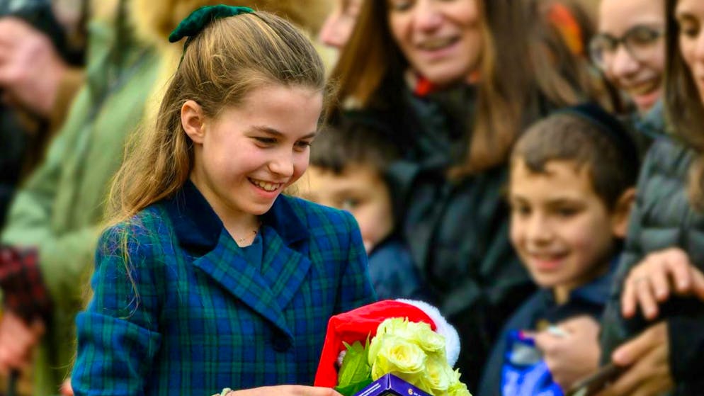 Alla passeggiata di Natale. La principessa Charlotte infrange il protocollo reale come la nonna Diana