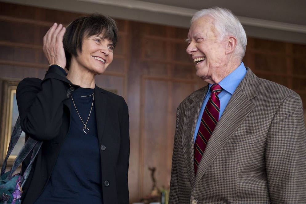 La Conseillère fédérale Micheline Calmy-Rey, à gauche, avec l'ancien président américain Jimmy Carter, à droite, lors d'une rencontre avec les Elders, des personnalités mondiales à la retraite, au Mont-Pèlerin, dans l'ouest de la Suisse, le mardi 9 novembre 2010. (KEYSTONE/Dominic Favre)
