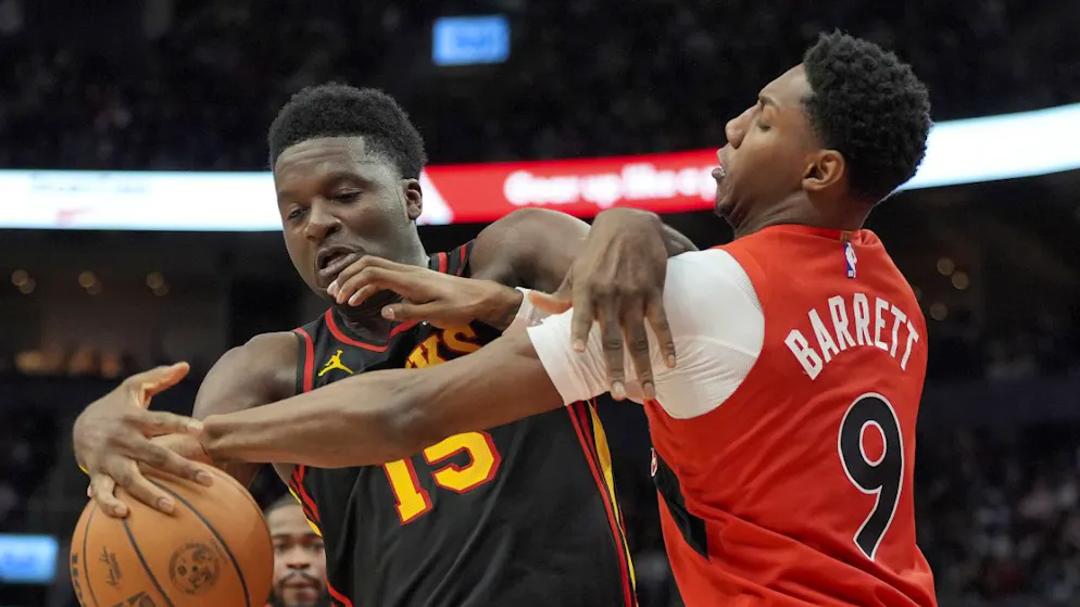 Clint Capela (links) kommt mit den Hawks zum vierten Sieg in Folge
