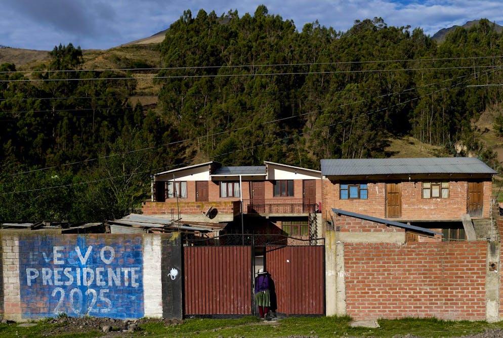 Eine Aufschrift auf einer Mauer in Colomi wirbt für Evo Morales als Präsident für 2025.