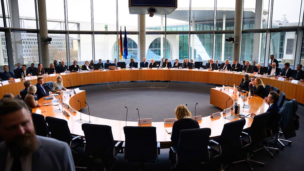 Die Ausschussmitglieder sitzen zu Beginn der Sondersitzung des Ausschusses für Inneres und Heimat des Deutschen Bundestages im Paul-Löbe-Haus. Foto: Bernd von Jutrczenka/dpa