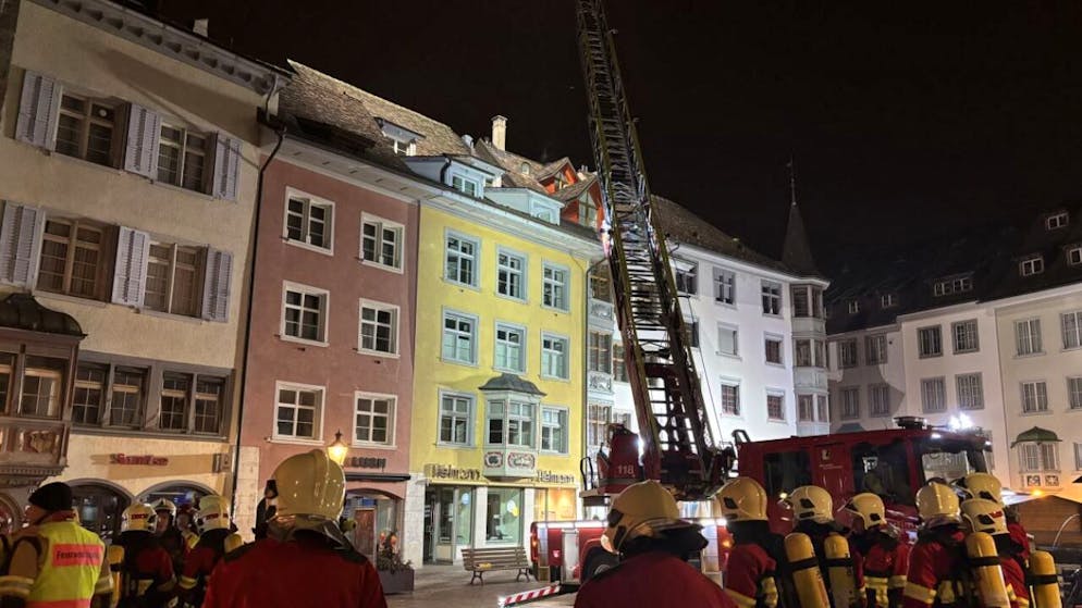 Die Feuerwehr während ihres Einsatzes am Fronwagplatz in Schaffhausen.
