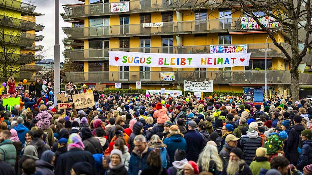The last-minute terminations have triggered a great deal of sympathy in Zurich: Over 1000 people took part in a solidarity rally at the beginning of December.