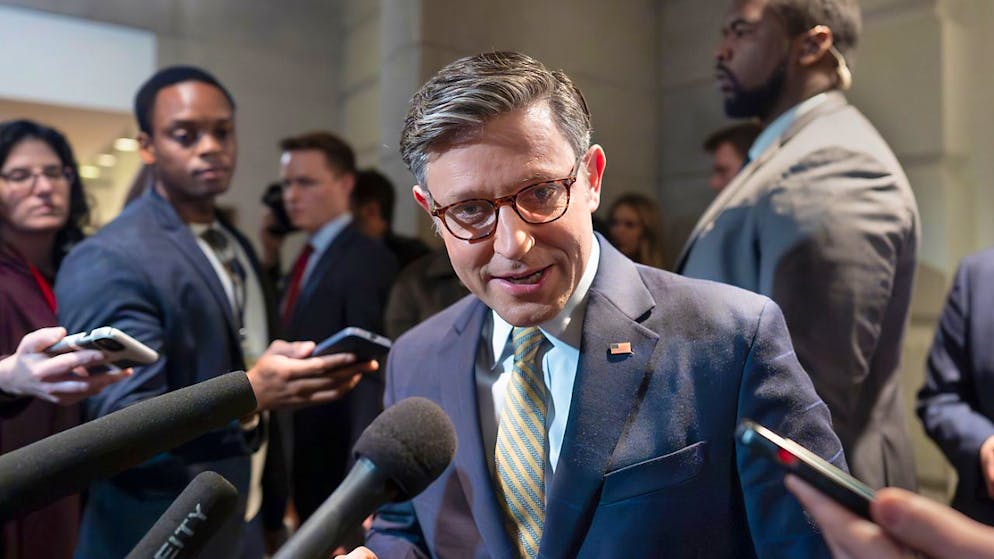 Der Sprecher des Repräsentantenhauses, Mike Johnson, verlässt eine geschlossene Sitzung mit anderen Republikanern im Kapitol. (Archivbild)