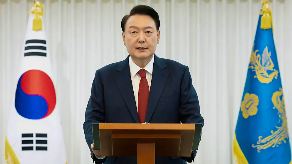 HANDOUT - Auf diesem vom südkoreanischen Präsidialamt über Yonhap veröffentlichten Foto spricht der suspendierte südkoreanische Präsident Yoon Suk Yeol in der Präsidentenresidenz. Nun hat der Präsident einen persönlichen Befragungstermin der Strafverfolgungsbehörden platzen lassen. Foto: Uncredited/South Korean President Office via Yonhap/AP/dpa