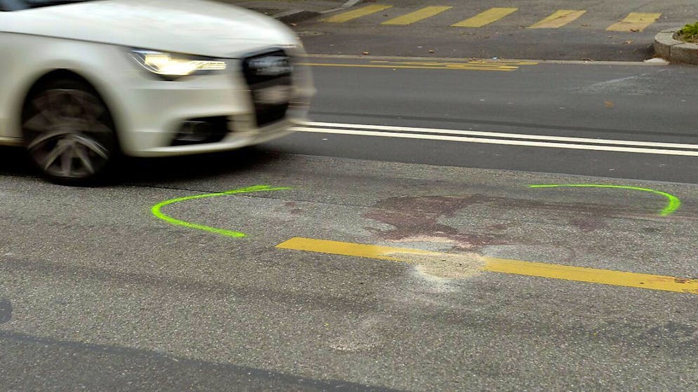 Die Berner Kantonspolizei hat sich Mitte Dezember eine Verfolgungsjagd mit einem Autolenker geliefert, nachdem sich dieser einer Verkehrskontrolle entzogen hatte. (Symbolbild)